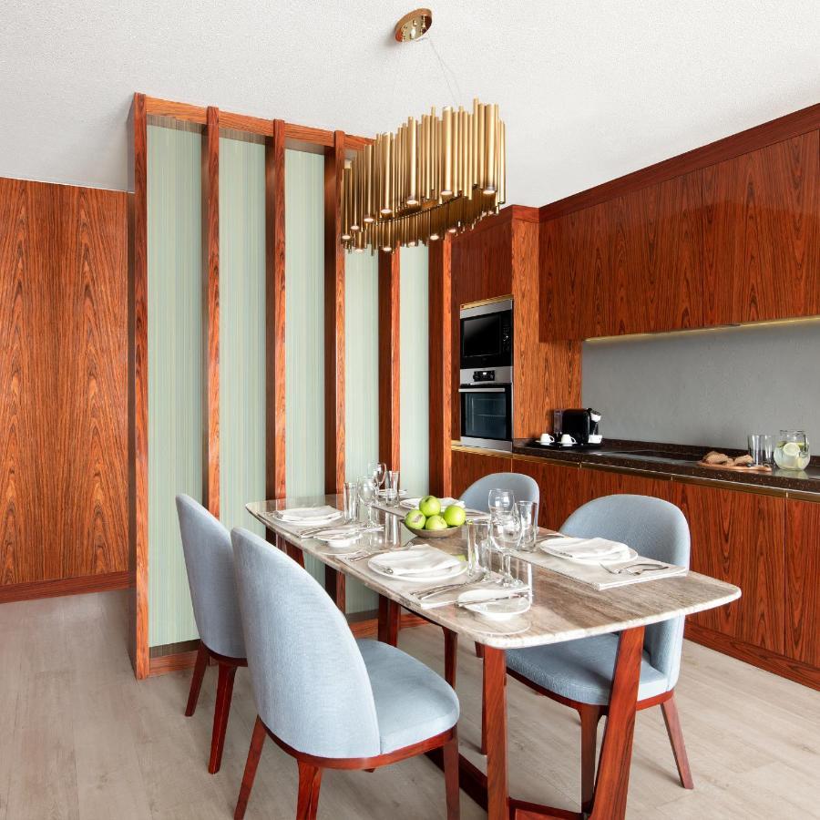 The Bentley Luxury Hotel & Suites Doha Exterior foto A kitchen in a private house