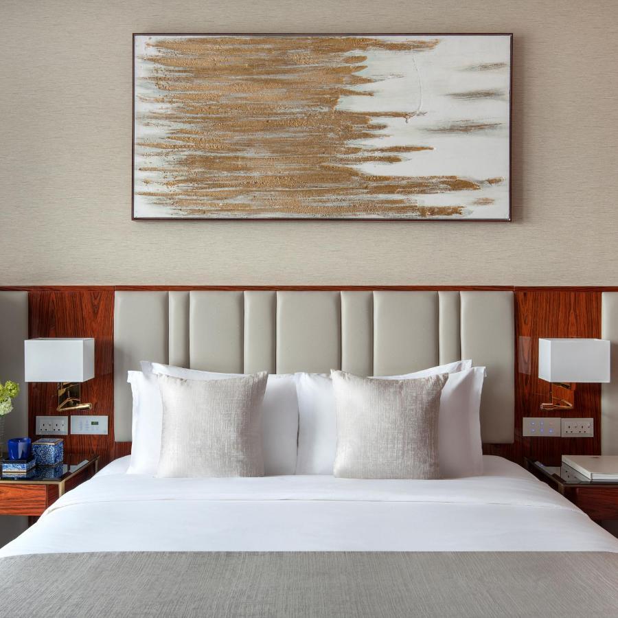 The Bentley Luxury Hotel & Suites Doha Exterior foto A bedroom at the hotel