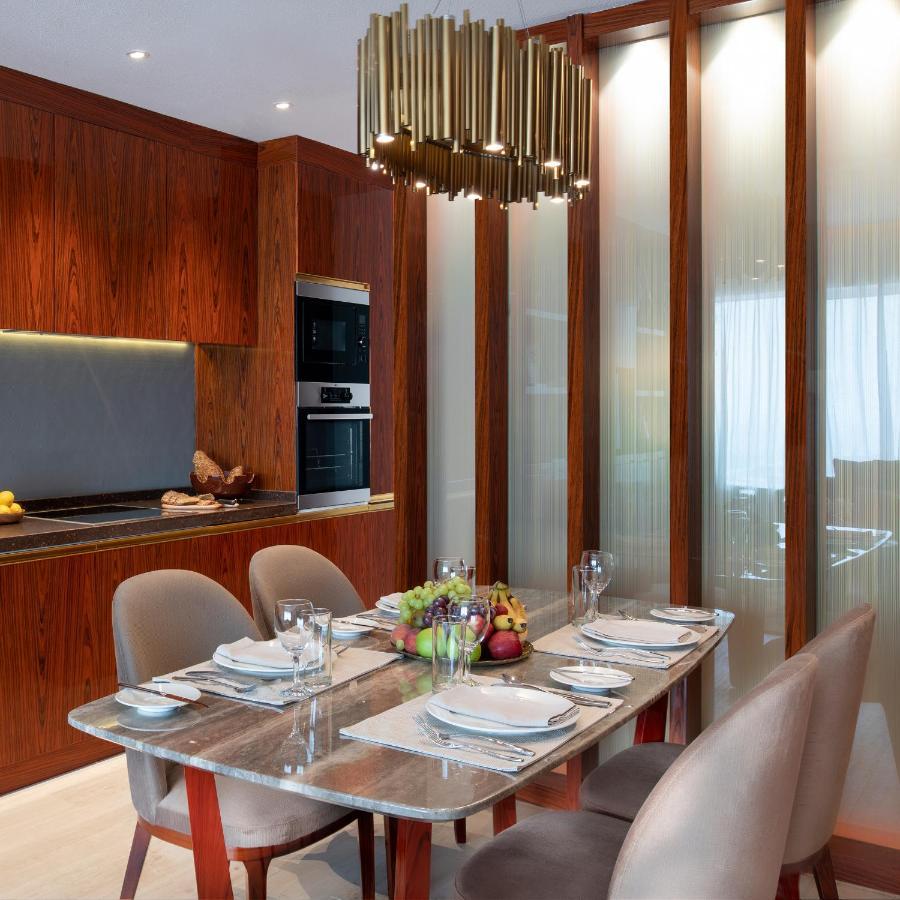 The Bentley Luxury Hotel & Suites Doha Exterior foto A dining room