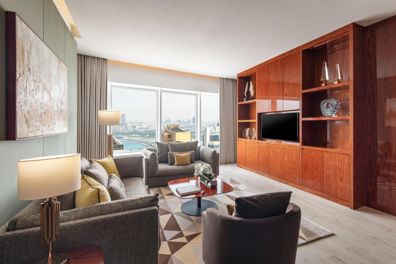 The Bentley Luxury Hotel & Suites Doha Exterior foto A living room at the hotel
