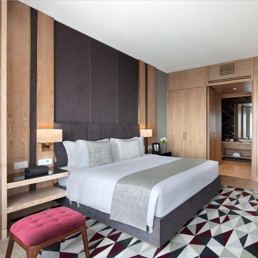 The Bentley Luxury Hotel & Suites Doha Exterior foto A bedroom at the hotel