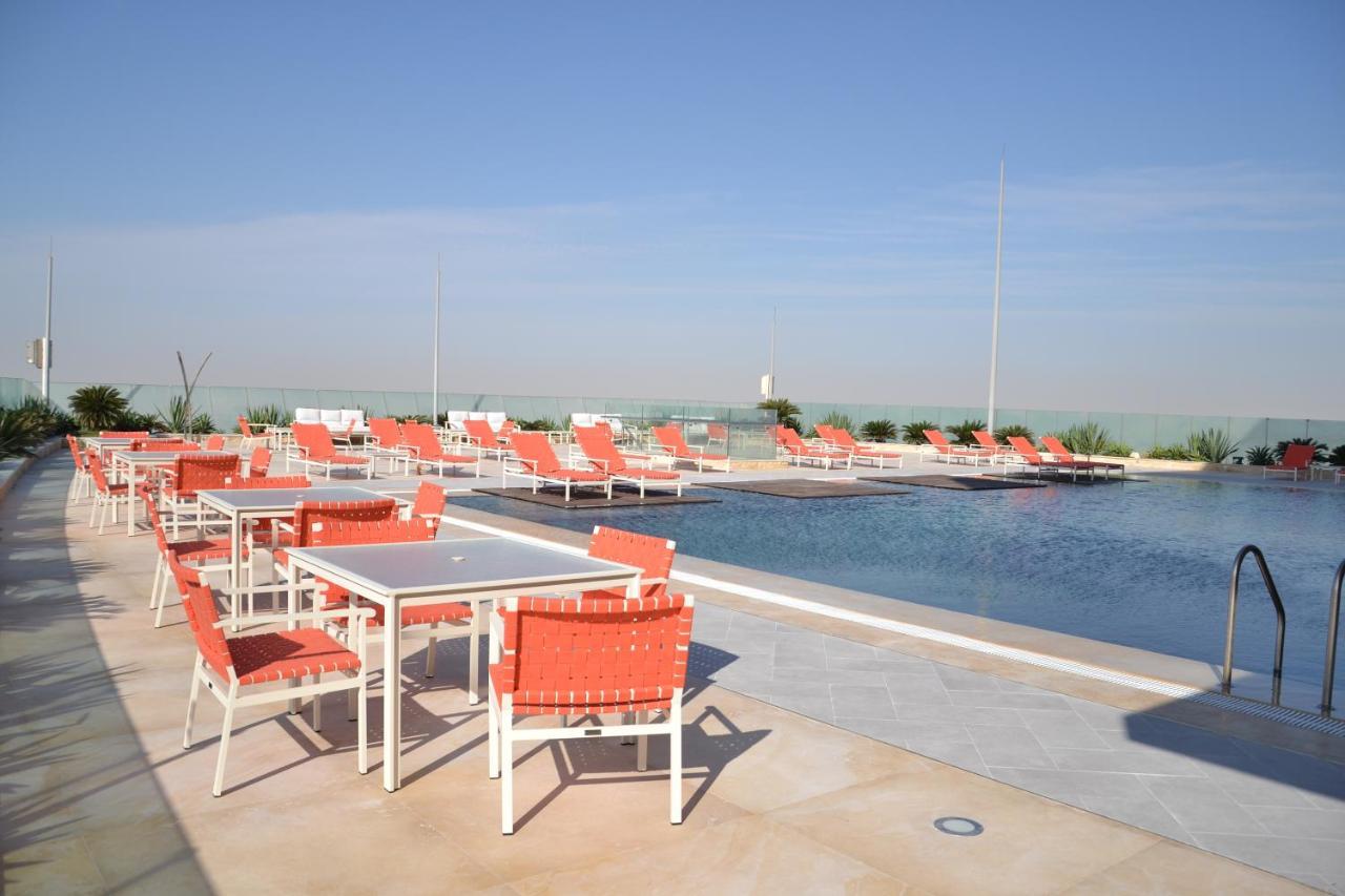 The Bentley Luxury Hotel & Suites Doha Exterior foto The pool at the Marina Bay Sands