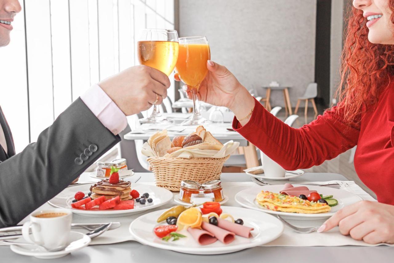 The Bentley Luxury Hotel & Suites Doha Exterior foto A couple toasting with beer