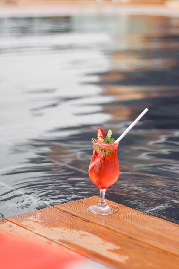 The Bentley Luxury Hotel & Suites Doha Exterior foto A strawberry daiquiri