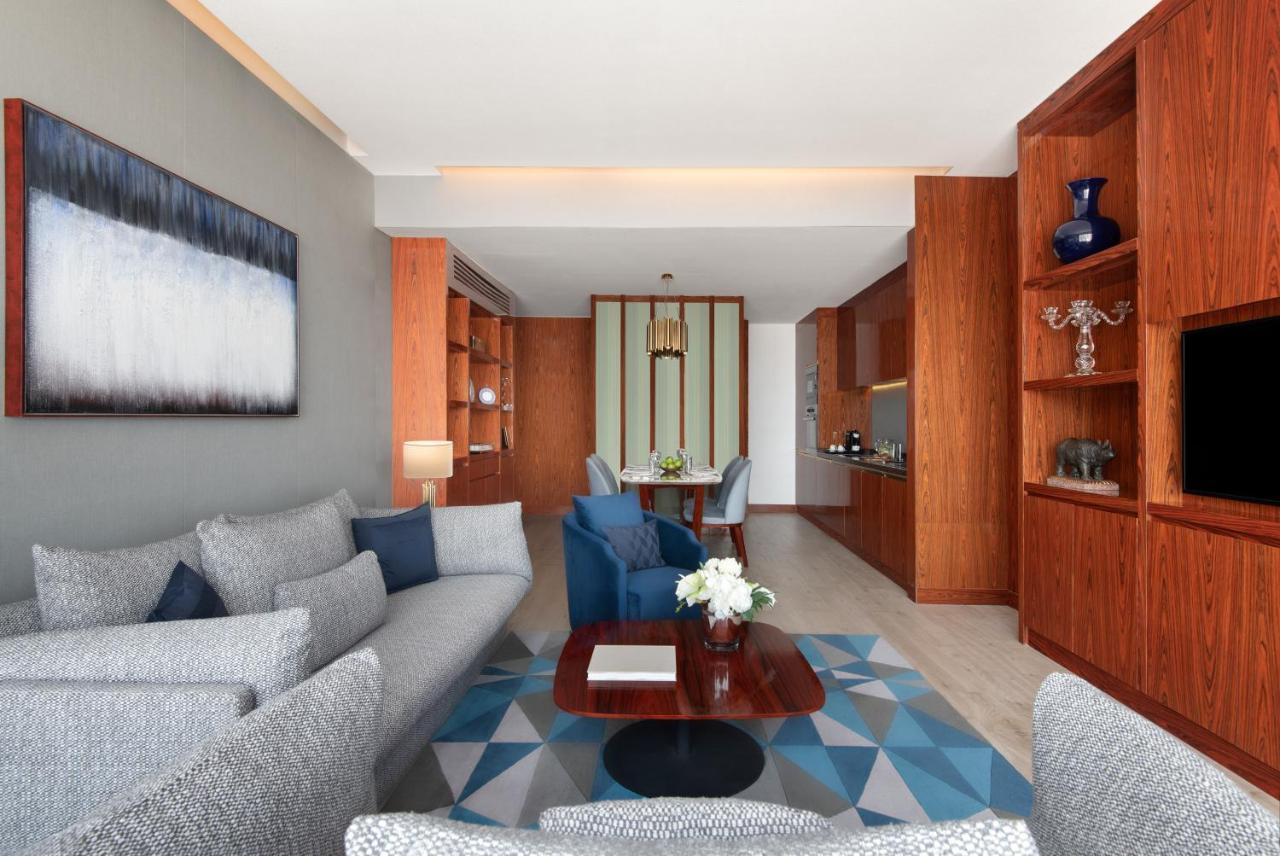 The Bentley Luxury Hotel & Suites Doha Exterior foto A suite at the hotel