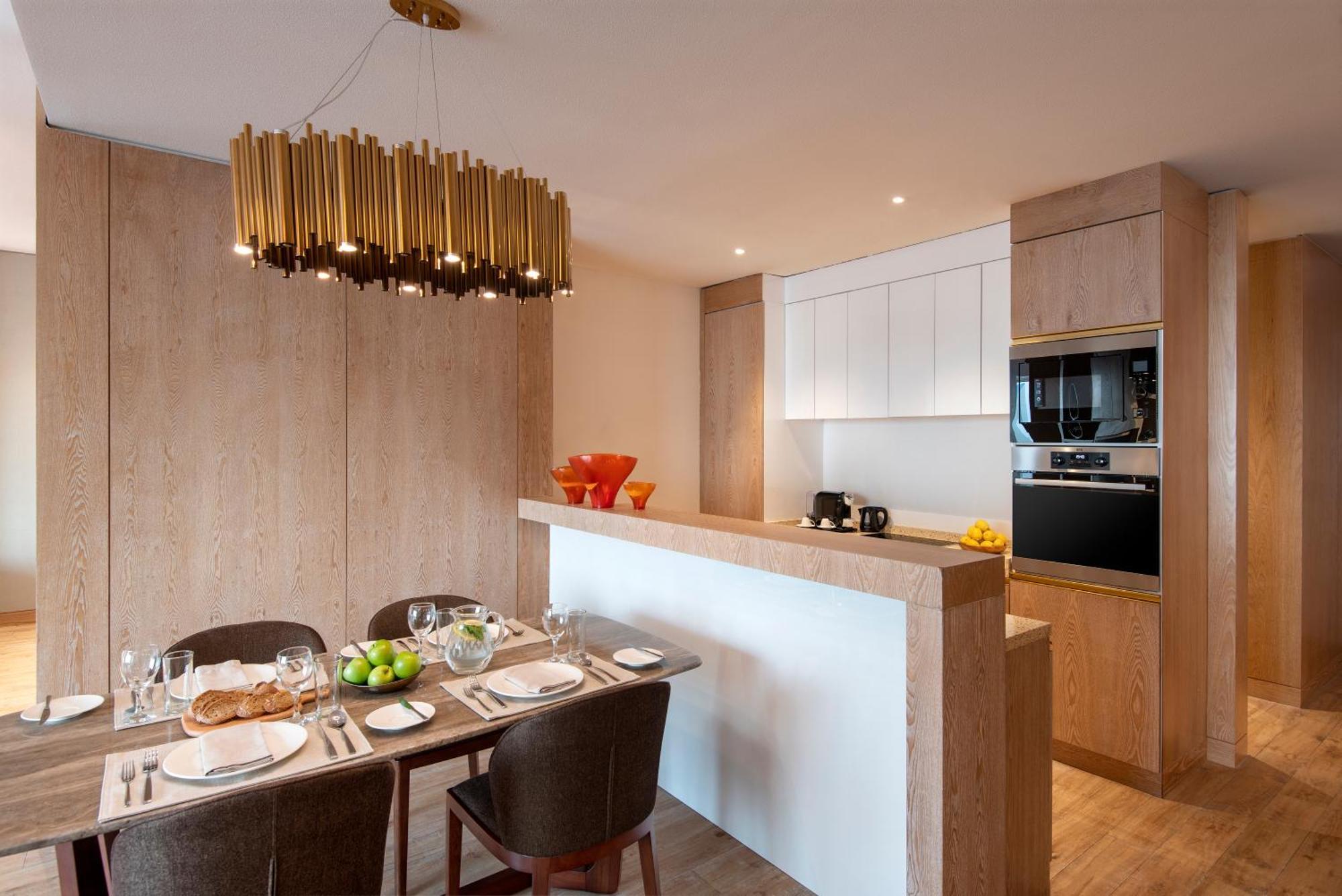 The Bentley Luxury Hotel & Suites Doha Exterior foto A kitchen in a typical apartment