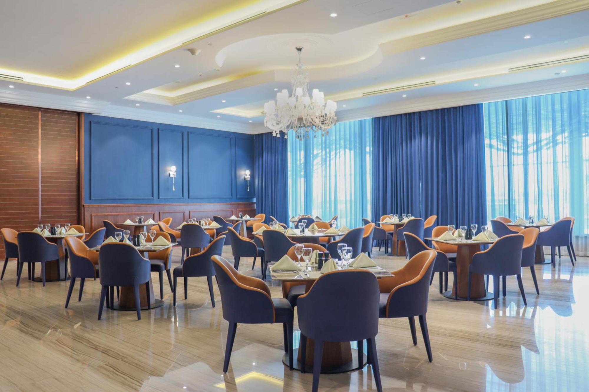 The Bentley Luxury Hotel & Suites Doha Exterior foto The restaurant