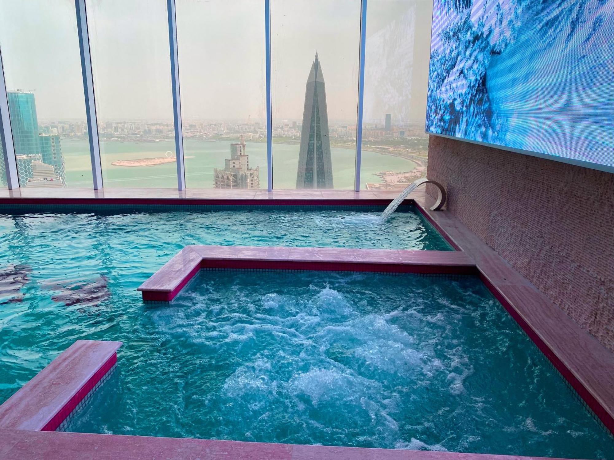 The Bentley Luxury Hotel & Suites Doha Exterior foto The swimming pool at the Ritz-Carlton, Riyadh