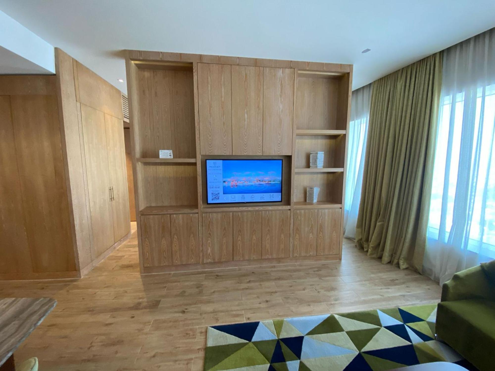 The Bentley Luxury Hotel & Suites Doha Exterior foto A television in a hotel room